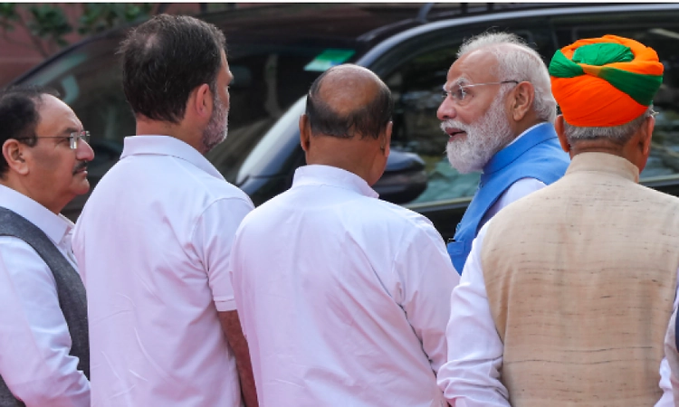 Interaction between PM Modi, Rahul Gandhi draws attention at commemoration event for Mahatma Phule