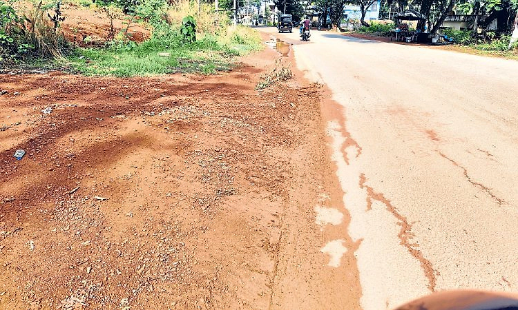 ಮಳೆಗಾಲದಲ್ಲಿ ರಾಜ್ಯ ಹೆದ್ದಾರಿಯಲ್ಲೇ ನೀರಿಗೂ ದಾರಿ