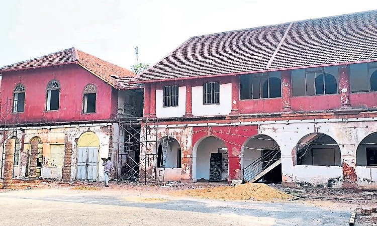 ಹಳೆ ಡಿಸಿ ಕಟ್ಟಡಕ್ಕೆ ಕಾಯಕಲ್ಪ ಪ್ರಗತಿಯಲ್ಲಿ