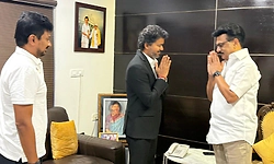 ಸೌಹಾರ್ದ ರಾಜಕೀಯ!; ಮಾಜಿ ಸಿಎಂ ಸ್ಟಾಲಿನ್ ನಿವಾಸಕ್ಕೆ ಸಿಎಂ ವಿಜಯ್