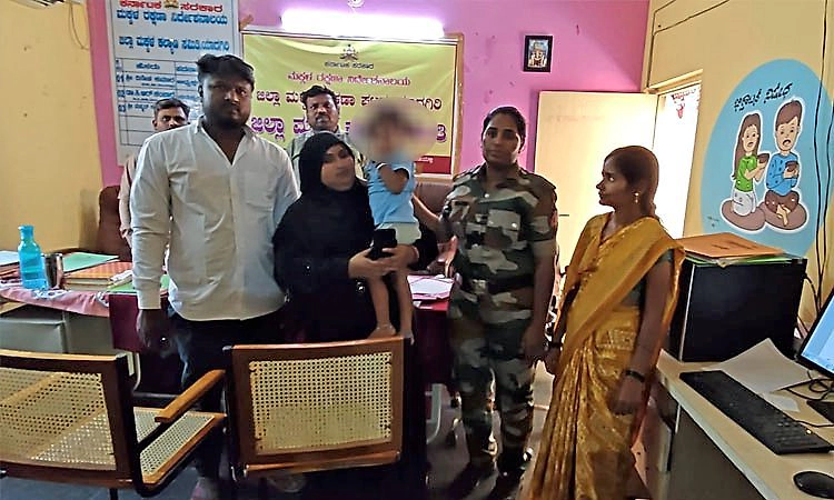 ಬೆಳಗ್ಗೆ ಕಾಣೆಯಾದ ಮಗು ಮಧ್ಯಾಹ್ನ ಪಾಲಕರ ಮಡಿಲಿಗೆ ಒಪ್ಪಿಸಿದ ಅಕ್ಕಾ ಪೊಲೀಸ್ ಪಡೆ