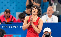 ನಿಷೇಧವಿದ್ದರೂ ಕುಸ್ತಿ ಸ್ಪರ್ಧೆಗೆ ಬಂದ ವಿನೇಶ್‌
