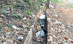 ಮಳೆಗಾಲಕ್ಕೆ ಮುನ್ನ ಸ್ವಚ್ಛವಾಗದ ಚರಂಡಿಗಳು
