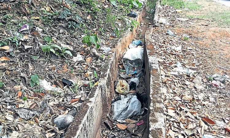 ಮಳೆಗಾಲಕ್ಕೆ ಮುನ್ನ ಸ್ವಚ್ಛವಾಗದ ಚರಂಡಿಗಳು