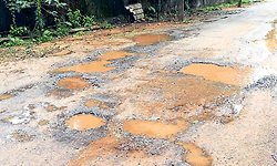 Kundapur: ಅಪೂರ್ಣ ಚರಂಡಿ; ರಸ್ತೆ ಹೊಂಡಗುಂಡಿ!