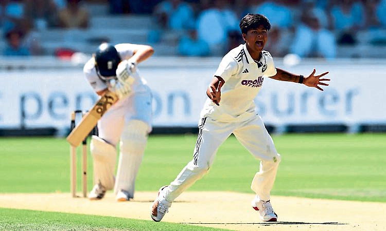ಟೆಸ್ಟ್‌ : 5 ವಿಕೆಟ್‌ ಉರುಳಿಸಿದ ಕ್ರಾಂತಿ ಗೌಡ್‌, ಭಾರತಕ್ಕೆ ಮುನ್ನಡೆ