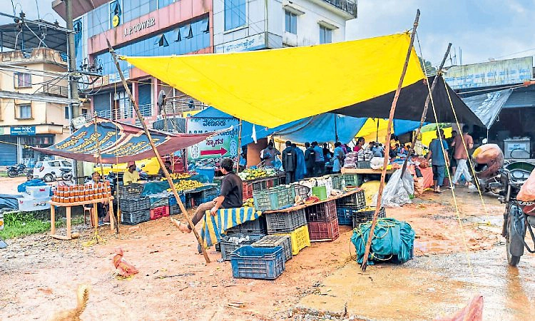 Belthangady: ಕಟ್ಟಡವಿದ್ದರೂ ರಸ್ತೆ ಬದಿ ವ್ಯಾಪಾರಕ್ಕೇ ಒಲವು!