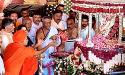Mysuru: ಚಾಮುಂಡೇಶ್ವರಿಗೆ ಪುಷ್ಪಾರ್ಚನೆಯೊಂದಿಗೆ ನಾಡಹಬ್ಬ ದಸರೆಗೆ ವಿಧ್ಯುಕ್ತ ಚಾಲನೆ