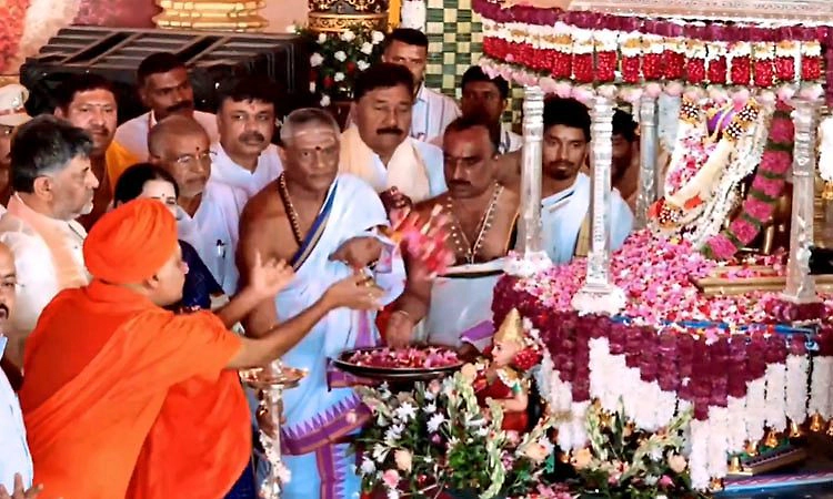 Mysuru: ಚಾಮುಂಡೇಶ್ವರಿಗೆ ಪುಷ್ಪಾರ್ಚನೆಯೊಂದಿಗೆ ನಾಡಹಬ್ಬ ದಸರೆಗೆ ವಿಧ್ಯುಕ್ತ ಚಾಲನೆ