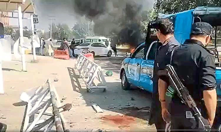 12 killed in suicide attack outside court in Islamabad
