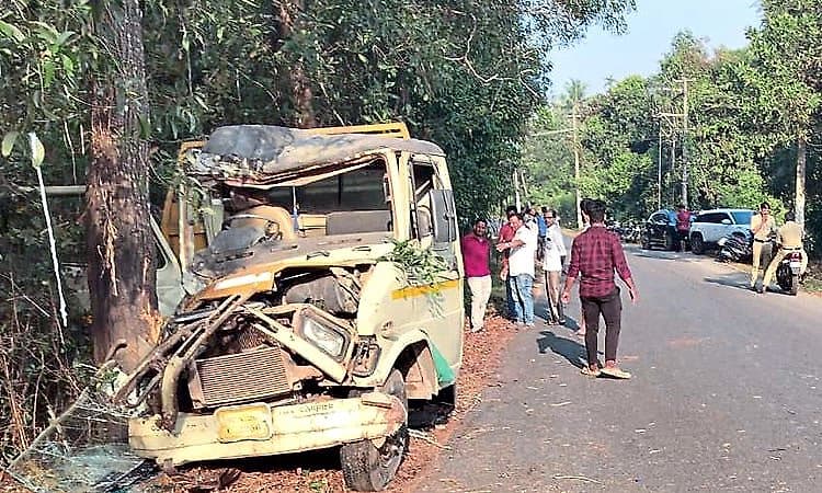Brahmmavar: Tipper driver dies after crashing into tree
