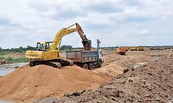 ಕೃಷ್ಣಾ ನದಿ ತಟದಲ್ಲಿ ಅಕ್ರಮ ಮರಳು ಗಣಿಗಾರಿಕೆ: 7 ಹಿಟಾಚಿ ವಶ, 4 ಕೋಟಿ ಮರಳು ಪತ್ತೆ