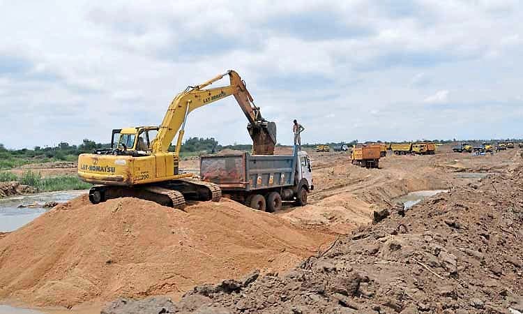 ಕೃಷ್ಣಾ ನದಿ ತಟದಲ್ಲಿ ಅಕ್ರಮ ಮರಳು ಗಣಿಗಾರಿಕೆ: 7 ಹಿಟಾಚಿ ವಶ, 4 ಕೋಟಿ ಮರಳು ಪತ್ತೆ