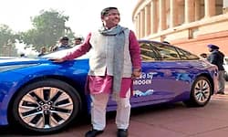 ಹೈಡ್ರೋಜನ್‌ ಕಾರ್ ಏರಿ ಸಂಸತ್ತಿಗೆ ಬಂದ ಜೋಷಿ