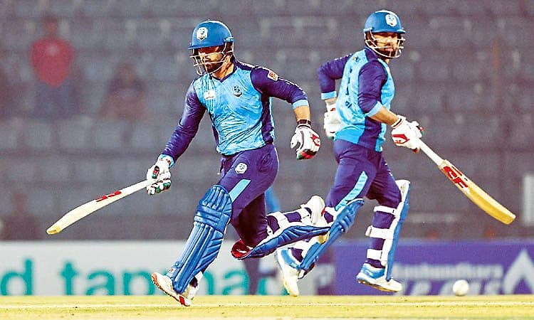 Eisakhil - Nabi: ಬಾಂಗ್ಲಾ ಪ್ರೀಮಿಯರ್‌ ಲೀಗ್‌ನಲ್ಲಿ ಮಗನ ಜೊತೆ ಬ್ಯಾಟಿಂಗ್‌ ಮಾಡಿದ ನಬಿ