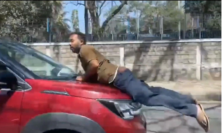 Bengaluru;ಬಾನೆಟ್‌ ಮೇಲೆ ಕುಳಿತ ವ್ಯಕಿಯನ್ನು 1 ಕಿ.ಮೀ. ಎಳೆದೊಯ್ದ ಕಾರು ಚಾಲಕ! 