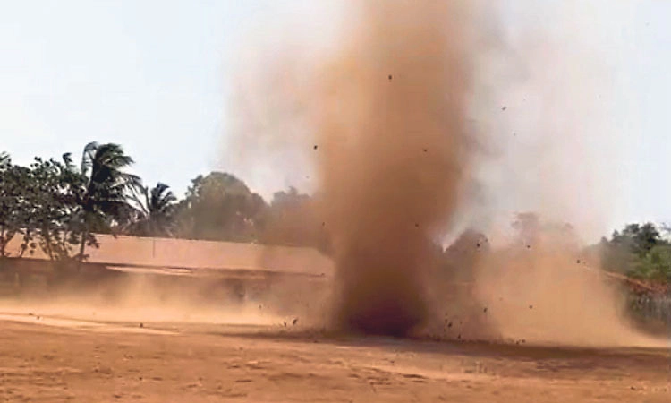 ಕುಂದಾಪುರ:ಕೆಲ ಕಾಲ ಭೀತಿ ಮೂಡಿಸಿದ ಸುಳಿ ಗಾಳಿ