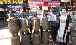 ಗ್ಯಾಸ್‌ ಎಮರ್ಜೆನ್ಸಿ: ಸಾವಿರಾರು ಹೋಟೆಲ್‌ ಬಂದ್‌!; ಸೌದೆ ಒಲೆಗೆ ಮೊರೆ