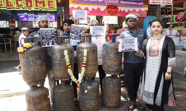 ಗ್ಯಾಸ್‌ ಎಮರ್ಜೆನ್ಸಿ: ಸಾವಿರಾರು ಹೋಟೆಲ್‌ ಬಂದ್‌!; ಸೌದೆ ಒಲೆಗೆ ಮೊರೆ