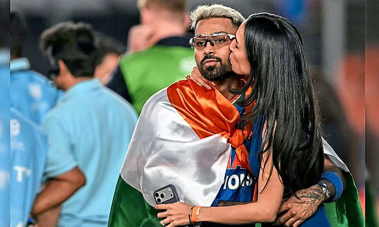 ರಾಷ್ಟ್ರಧ್ವಜಕ್ಕೆ ಅವಮಾನ: ಸ್ಟಾರ್ ಕ್ರಿಕೆಟಿಗ ಹಾರ್ದಿಕ್ ಪಾಂಡ್ಯ ವಿರುದ್ಧ ದೂರು ದಾಖಲು