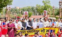 ಜನರಿಗೆ ಭಯಗೊಳ್ಳಬೇಡಿ ಎಂದು ಹೇಳಿ ಮೋದಿಯೇ ಭಯಭೀತರಾಗಿದ್ದಾರೆ: ರಾಹುಲ್ ವಾಗ್ದಾಳಿ