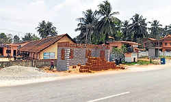 ಬಸ್‌ ನಿಲ್ದಾಣವೂ ಇಲ್ಲ, ಸರ್ವಿಸ್‌ ರಸ್ತೆಯೂ ಇಲ್ಲ !