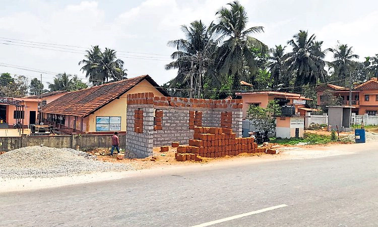 ಬಸ್‌ ನಿಲ್ದಾಣವೂ ಇಲ್ಲ, ಸರ್ವಿಸ್‌ ರಸ್ತೆಯೂ ಇಲ್ಲ !