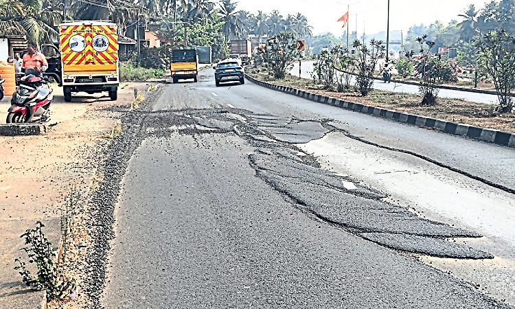 Katapadi: ಕಿತ್ತುಹೋದ ರಸ್ತೆ ಡಾಮರು