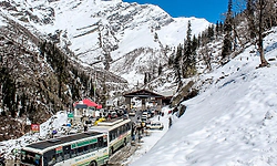 Himachal Pradesh: ಅಟಲ್ ಟನಲ್ ಬಳಿ ಪ್ರವಾಸಿಗರ ದಂಡು... ಸಾಲುಸಾಲಾಗಿ ನಿಂತ ವಾಹನಗಳು!