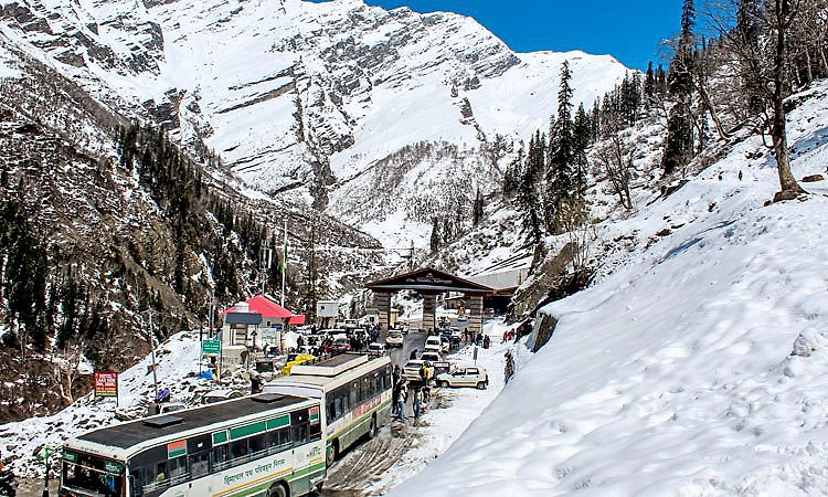 Himachal Pradesh: ಅಟಲ್ ಟನಲ್ ಬಳಿ ಪ್ರವಾಸಿಗರ ದಂಡು... ಸಾಲುಸಾಲಾಗಿ ನಿಂತ ವಾಹನಗಳು!