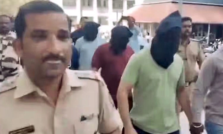 ವೇತನ ಹೆಚ್ಚಳಕ್ಕೆ 'ನಮಾಜ್ ಮಾಡಿ, ಗೋಮಾಂಸ ತಿನ್ನಬೇಕು'; ಹಿಂದೂ ಹುಡುಗಿಯರಿಗೆ ಕಿರುಕುಳ