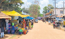 ವಂಡ್ಸೆ: ಶಿಥಿಲ ಮಾರುಕಟ್ಟೆ, ರಸ್ತೆಯಲ್ಲೇ ವ್ಯಾಪಾರ!