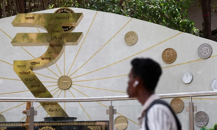 Rupee falls to record low of 95.63 against US dollar in early trade