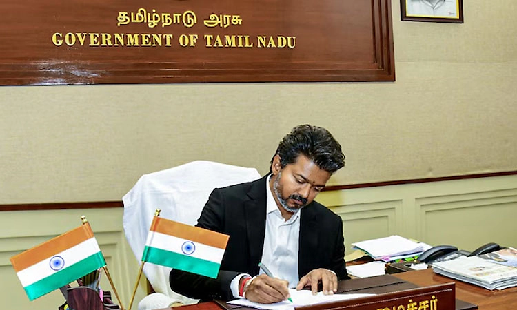 ಸಿಎಂ ಪಟ್ಟಕ್ಕೇರುತ್ತಿದ್ದಂತೆಯೇ ವಿಜಯ್ ಅಬ್ಬರ! ತಮಿಳುನಾಡಿನ 717 ಮದ್ಯದಂಗಡಿಗಳಿಗೆ ಬೀಗ!