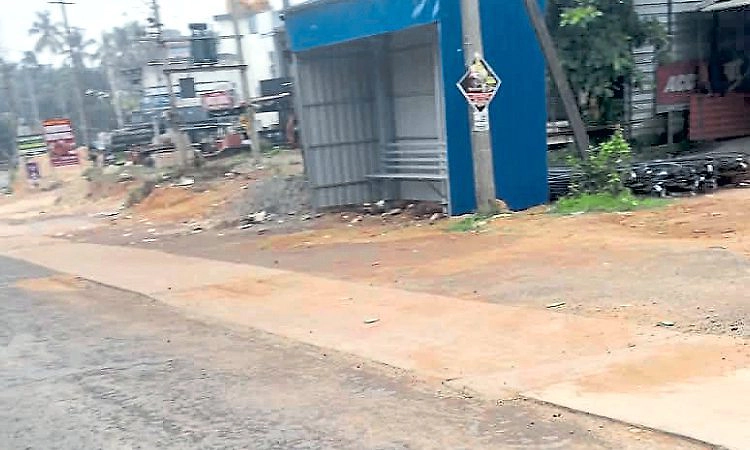 ಮುಂಡಾಜೆ: ಹೆದ್ದಾರಿ ಬದಿ ತಗಡಿನ ತಂಗುದಾಣ