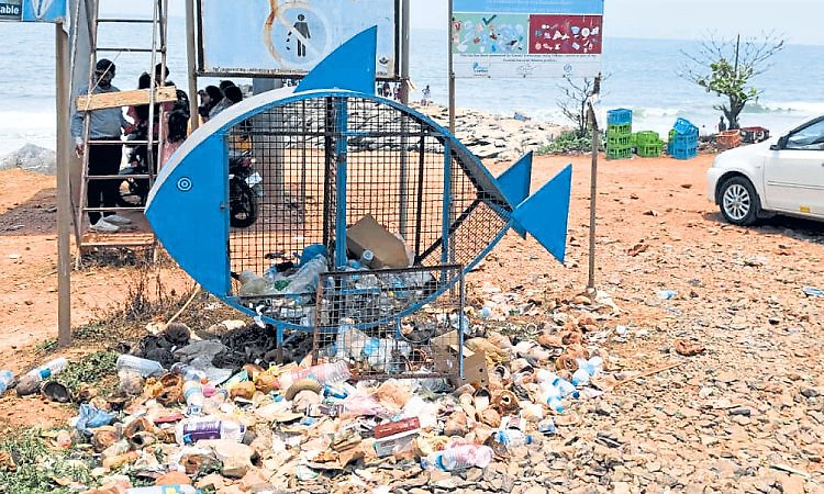 ಮರವಂತೆ: ತೊಟ್ಟಿಗಳಿದ್ದರೂ ಕಸ ಹಾಕುವವರಿಲ್ಲ