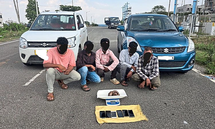 ಅಪರೂಪದ 2 ತಲೆಯ ಹಾವು ಲಕ್ಷಾಂತರ ರೂ.ಗೆ ಮಾರಾಟಕ್ಕೆ ಯತ್ನ, ಐವರ ಬಂಧನ, ಸ್ವತ್ತುಗಳ ವಶ