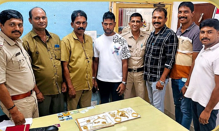 Mangaluru: 25 ಲಕ್ಷ ರೂ. ಮೌಲ್ಯದ ಚಿನ್ನಾಭರಣ ಆಟೋದಲ್ಲಿ ಬಾಕಿ: ವಾರಸುದಾರರಿಗೆ ಹಸ್ತಾಂತರ