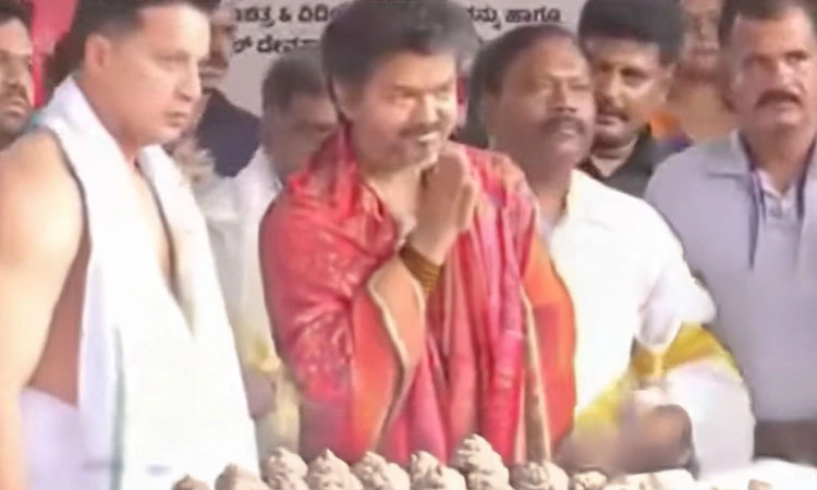 ಕೊಲ್ಲೂರಿನಲ್ಲಿ ಸಿಎಂ ವಿಜಯ್ ಗೆ ಪೂರ್ಣಕುಂಭ ಸ್ವಾಗತ: ವಿಶೇಷ ಪ್ರಾಥನೆ