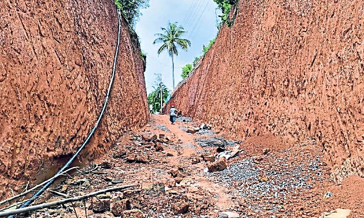Mangaluru: ಗುಡ್ಡ ತೋಟ ನಿವಾಸಿಗಳಿಗೆ ಕಂದಕ ಸಂಕಷ್ಟ