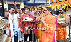 ಕೊಲ್ಲೂರಿನಲ್ಲಿ ಸಿಎಂ ವಿಜಯ್ ಗೆ ಪೂರ್ಣಕುಂಭ ಸ್ವಾಗತ: ಬೆಳ್ಳಿಯ ಖಡ್ಗ ಸಮರ್ಪಣೆ  