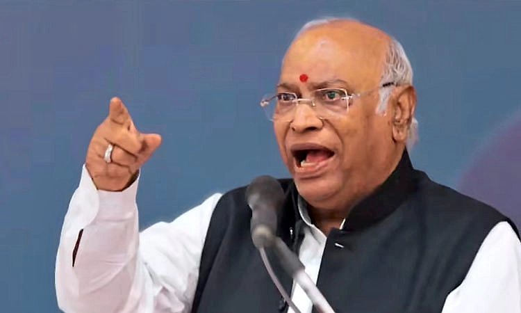ರಾಜ್ಯಸಭೆಗೆ ಆಯ್ಕೆ: ಪ್ರಮಾಣ ವಚನ ಸ್ವೀಕರಿಸಿದ ಮಲ್ಲಿಕಾರ್ಜುನ ಖರ್ಗೆ  