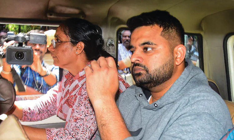 ಬೆಂಗಳೂರು ಜೈಲಿನಲ್ಲಿ ಪ್ರಜ್ವಲ್ ರೇವಣ್ಣ ಕೈಯಲ್ಲಿ ಮೊಬೈಲ್ ಪತ್ತೆ: ಅಧಿಕಾರಿಗಳ ವಿರುದ್ಧ ಕ್ರಮ