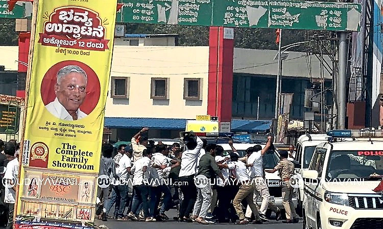 Youth Congress workers show black flags to Union Minister Somanna in Shivamogga over SIR