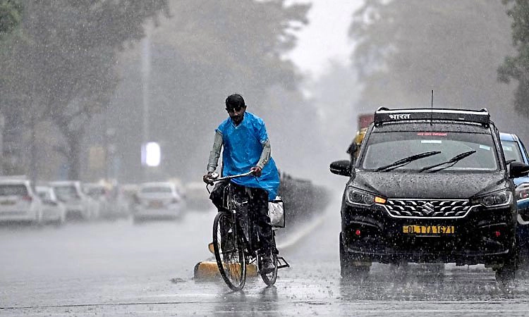 ದೆಹಲಿಯಲ್ಲಿ ಭಾರಿ ಮಳೆ ಅಬ್ಬರ: ರೆಡ್ ಅಲರ್ಟ್ ಘೋಷಣೆ, ಹಲವೆಡೆ ಜಲಾವೃತ
