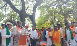 ರೈತರಿಗೆ ಪರಿಹಾರ ವಿತರಿಸಲು ಆರು ತಿಂಗಳ ವೇತನ ದೇಣಿಗೆ: ಶಾಸಕ ಯತ್ನಾಳ್ ಘೋಷಣೆ
