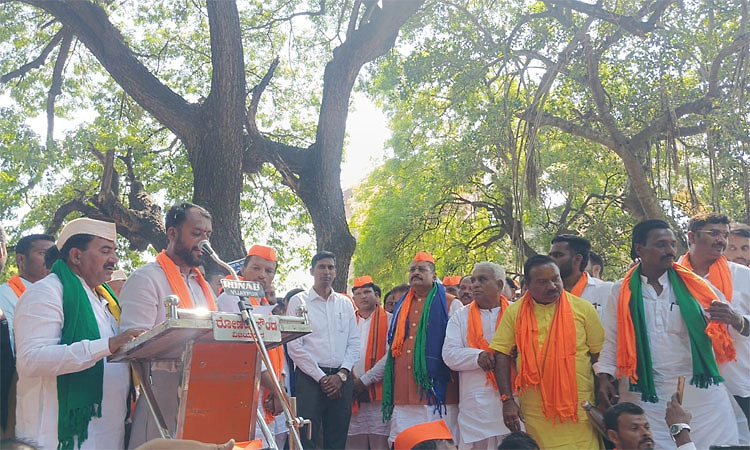 ರೈತರಿಗೆ ಪರಿಹಾರ ವಿತರಿಸಲು ಆರು ತಿಂಗಳ ವೇತನ ದೇಣಿಗೆ: ಶಾಸಕ ಯತ್ನಾಳ್ ಘೋಷಣೆ