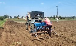 ಹೊಲದ ತೇವಾಂಶ ನಂಬಿ ಬಿತ್ತನೆಗೆ ಚಾಲನೆ