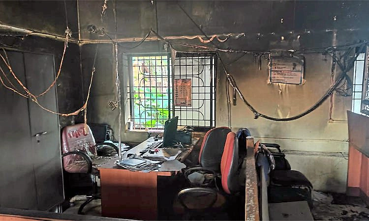 Yellapur: Thieves set bank on fire after failed robbery attempt