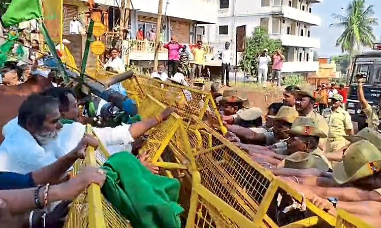 Sugarcane Farmers Protest; ರೈತರ ಹೋರಾಟ: ಪೊಲೀಸ್ - ರೈತರ ಮಧ್ಯೆ ಭಾರಿ ಸಂಘರ್ಷ